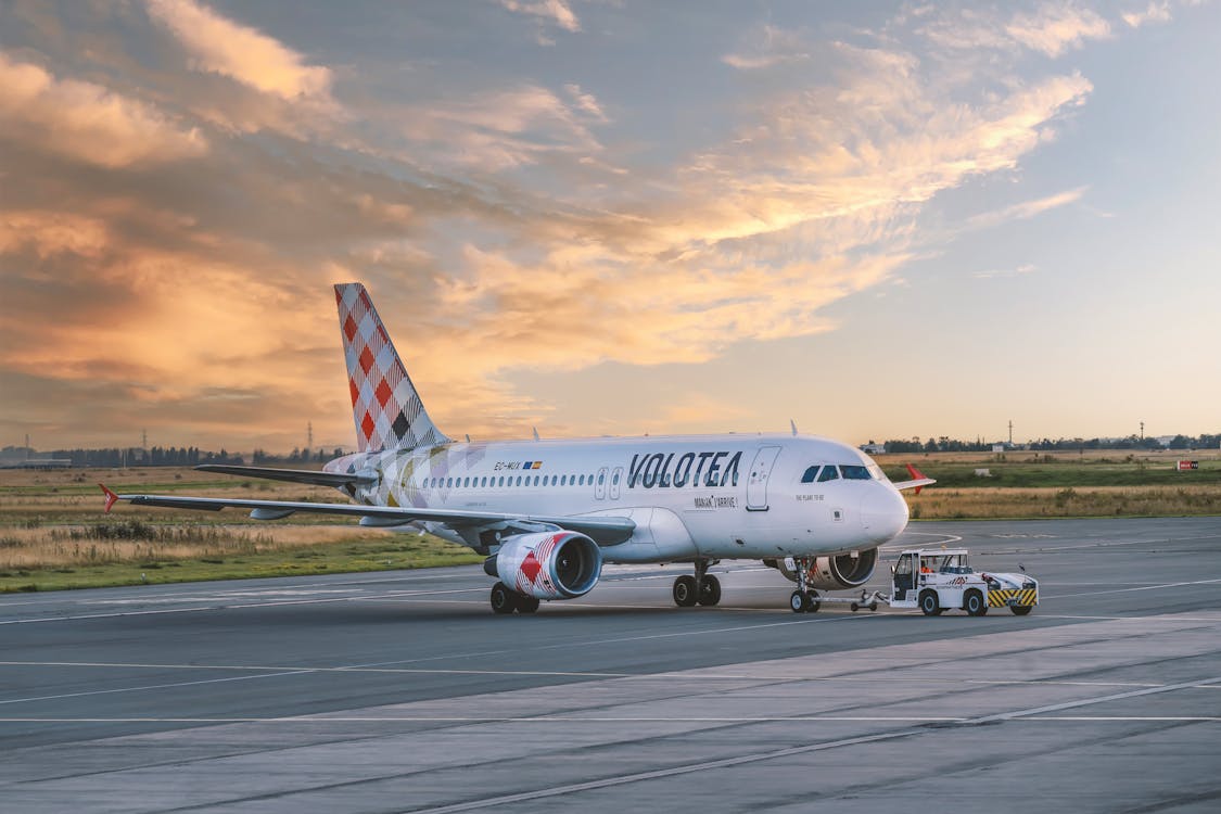 free-photo-of-volotea-airplane-at-sunset