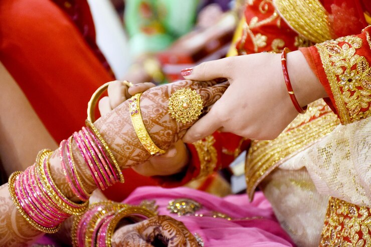 bride-wearing-bangles-hand-closeup-bride-getting-ready-wedding-ceremony_14349-693