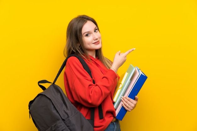 Menina adolescente estudante sobre dedo apontando amarelo para o lado _ Foto Premium