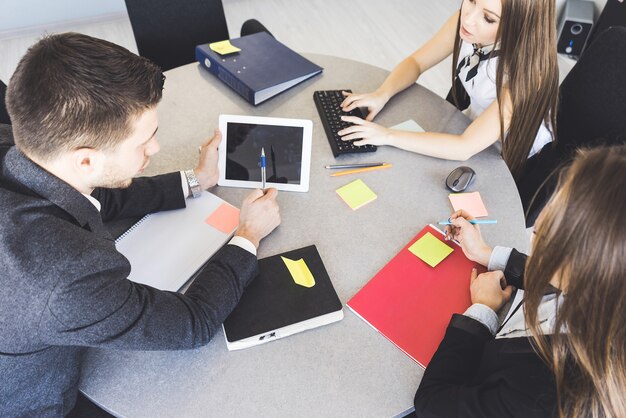 conflict-office-view-mock-up-tablet-pc-students-class_272330-1049