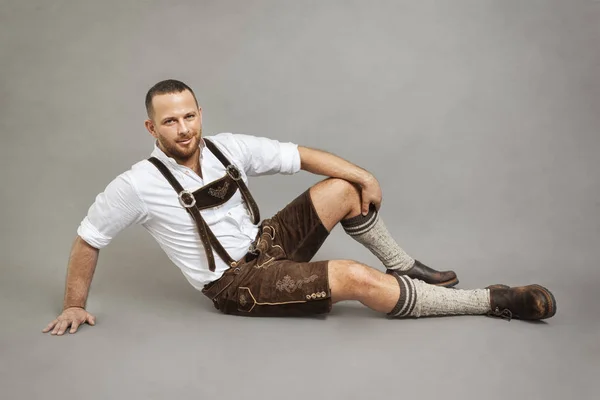 depositphotos_153042948-stock-photo-man-in-bavarian-lederhosen