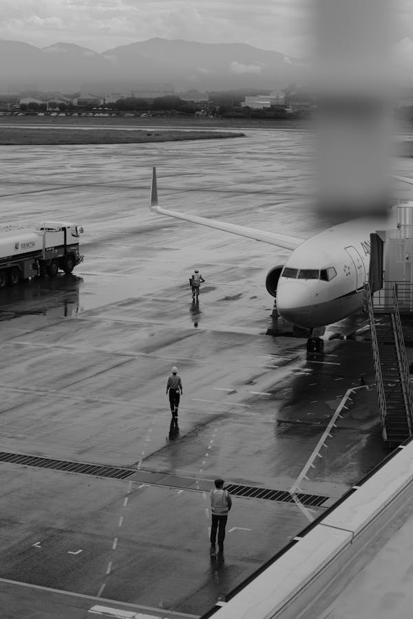 free-photo-of-airport-in-black-and-white